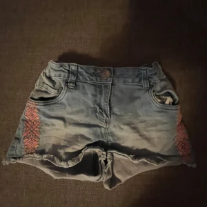 Jeans shorts - Använd två gånger och normal storlek