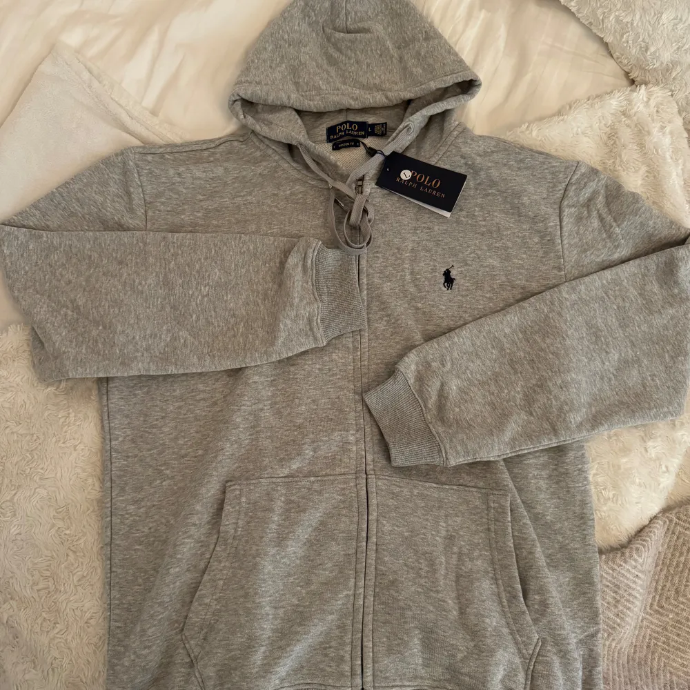 Säljer denna full zip från ralph lauren. Helt ny storlek L Pris 1000. Hoodies.