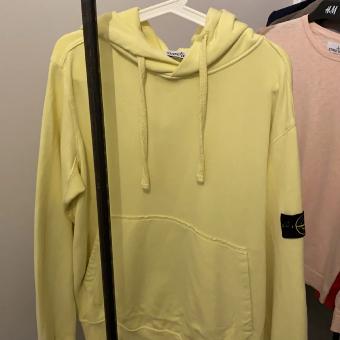 Gul hoodie från Stone Island