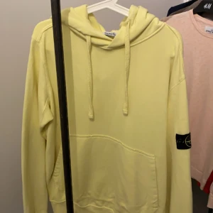 Gul hoodie från Stone Island - Hoodie från Stone Island i fint skick 