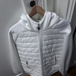 Vit cardigen  - Tja säljer nu denna skit feta cardigenen i storlek L  från , den är helt ny aldrig använd , och har inge defekter , tveka inte att fråga några frågor. 