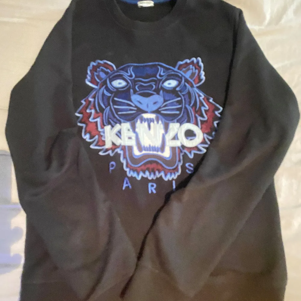 Säljer denna snygga Kenzo tröjan. Size S o inga skador alls. Kvitto finns. Pris kan diskuteras vid snabb affär. Tveka inte att skriva!. Hoodies.