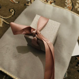 Halsband med hjärthänge i silver och guld - Säljer ett superfint halsband med ett hjärthänge. Hänget är i silver med en liten gulddetalj i mitten. Perfekt som present eller för att piffa upp din egen stil. Kommer i en snygg presentask med rosa band. 💖