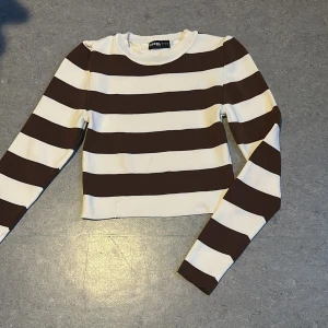 Tröja  - Randig, kroppad tröja. Brun/vit. Knappt använd. Storlek S