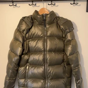 Ralph lauren jacka - Olivgrön Ralph lauren jacka i storlek s, köpt förra hösten och är inte använd mycket.