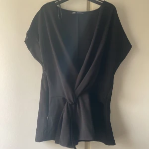 Zara topp - Säljer denna populära toppen från zara, använd 1 gång så i super bra skick