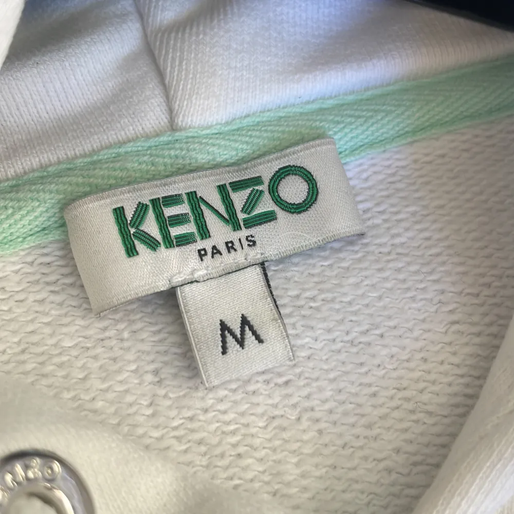 Säljer en kenzo hoodie i stl M. Tröjan är i nyskick och köpt på kenzos egna hemsida. Kvitto finns och kan visas vid önskan🙌🏼. Hoodies.