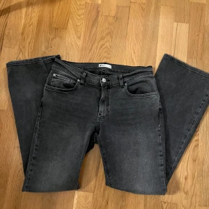 Svarta lågmidjade bootcut  - Säljer dessa svarta lågmidjade bootcut från Gina då de inte kommer till användning. Mycket bra skick!