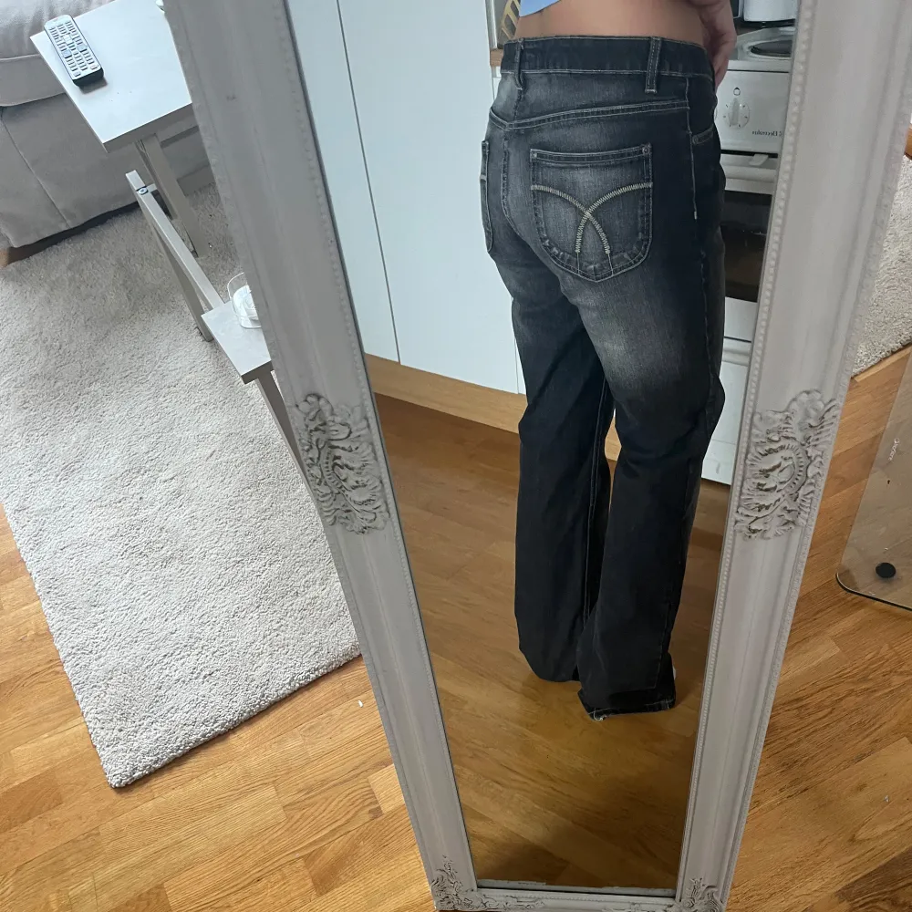 Supersnygga jeans, säljer pga för stora för mig :( Tycker de passar M eller L #bellahadid #lanadelrey #coquette #lilyrosedepp #lowwaist #vintage #vintagestyle #2000s #y2k #retro #missme #straightleg #embroidery #vintagelook #alternative #aesthetic #f. Jeans & Byxor.