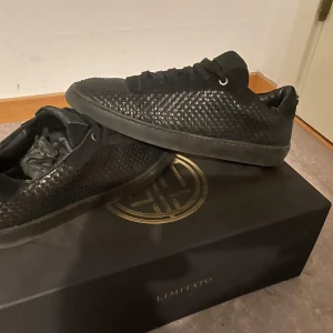 Limitato skor - Säljer dessa riktigt feta Limitato JAY skor i storlek 41. Skorna är i riktigt bra skick och har bara legat utan användning. 