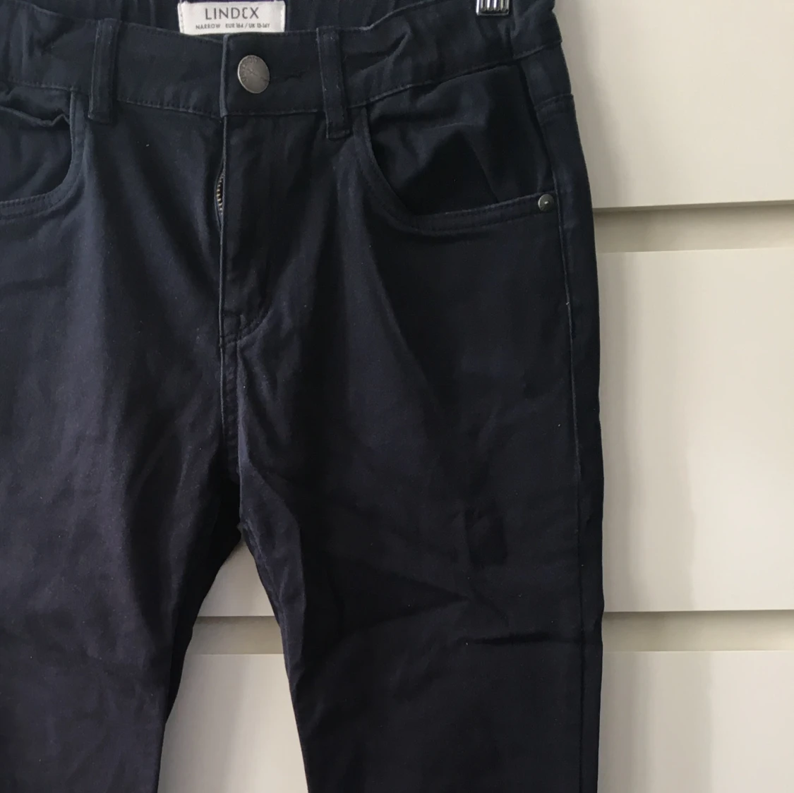 Mörkblå byxor från Lindex