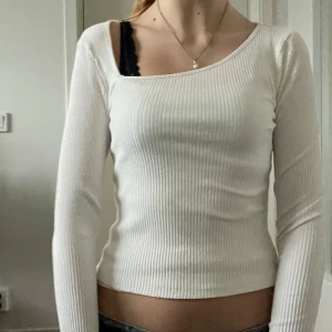 Vit långärmad topp  - Vit långärmad topp från Gina tricot! Fint skick!❤️