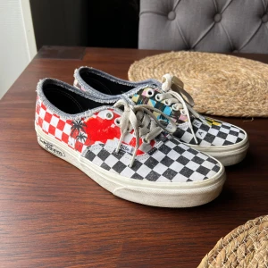 Vans Stranger things - Vans x Stranger things skor i storlek 39. Inte blivit så mycket använda så i mycket bra skick. Köptes från kollektionen 2022. Pris kan diskuteras