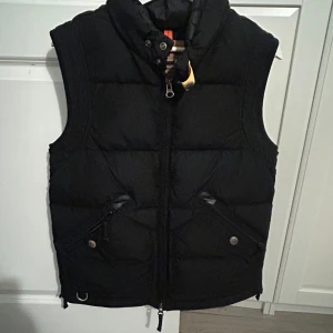 Kobuk Masterpiece Vest Black - Hej säljer denna jättefina Väst från Parajumpers jättefint skick 9/10                                                   Pris kan diskuteras vid snabb affär                   nypris ca  6 049:- självklart äkta 