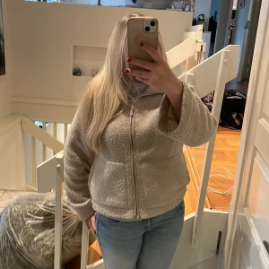  teddyjacka  - Intressekoll på min populära beige teddyjacka från HM. Helt slutsåld i butik och på nätet. Jackan är ny och oanvänd. Perfekt för höst med långärmad och dragkedja framtill. Jackan har en normal passform och är superbekväm att ha på sig. Hör av er om ni är intresserade💕