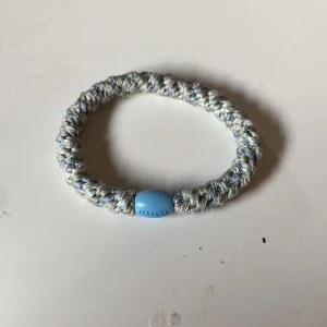 Kknekki - Blå grön kknekki Bra att sätta upp håret med och fin att ha på handleden 
