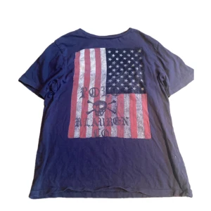 Rare Ralph lauren tee - Fet snygg för liten för mig tyvärr har ett litet hål som int syns när den är på, kom dm om du har frågor. Strlk L sitter som S