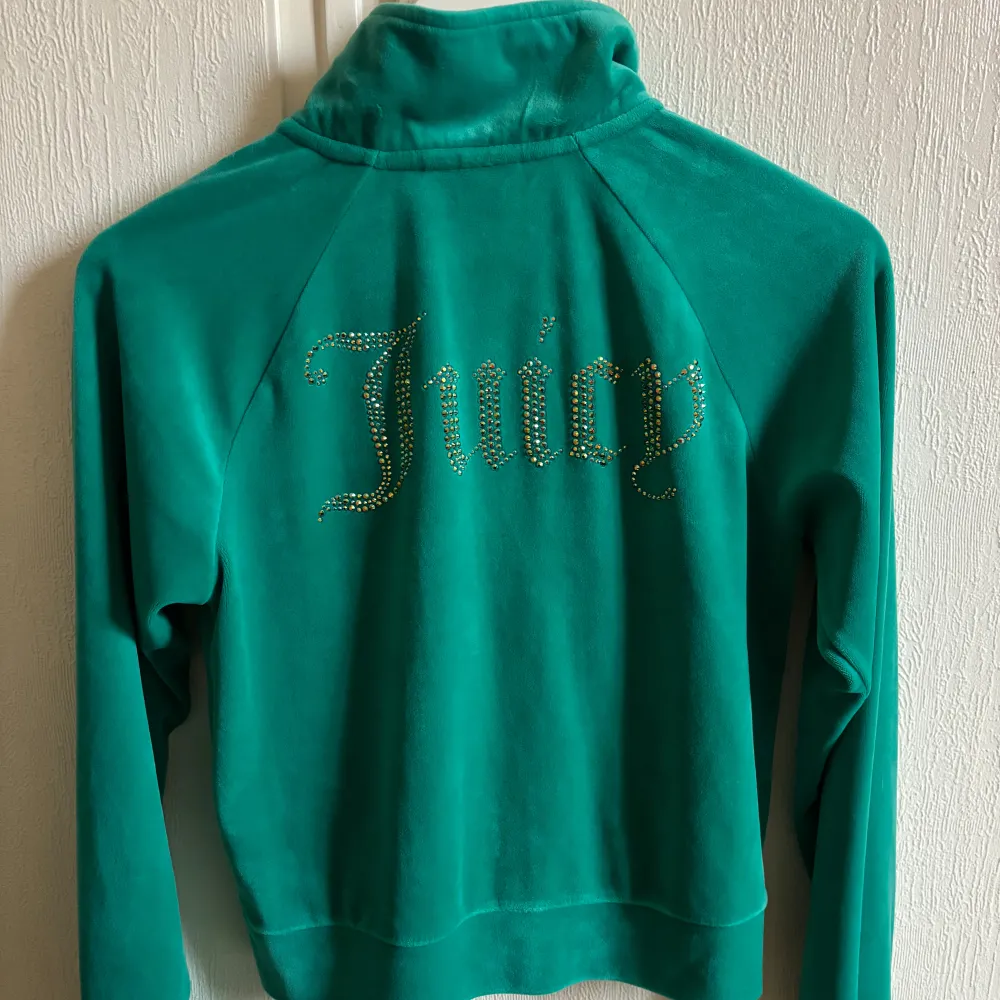 Velourset från Juicy Couture, koftan är i storlek S och byxan i storlek M. Koftan har en defekt på insidan av vänster arm som inte är synlig när den sitter på, men kan självklart gå ner i pris pga detta. Både tröja och byxa är i bra skick annars.. Tröjor & Koftor.