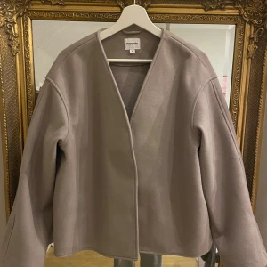 Beige kappa - Säljer denna snygga kappa från Kappahl. Aldrig använt❤️‍🔥slut på hemsidan ordinarie pris 700 kr
