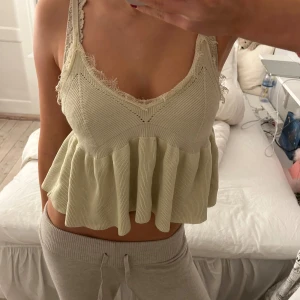 gul topp - säljer den här super fina gula toppen ifrån zara!