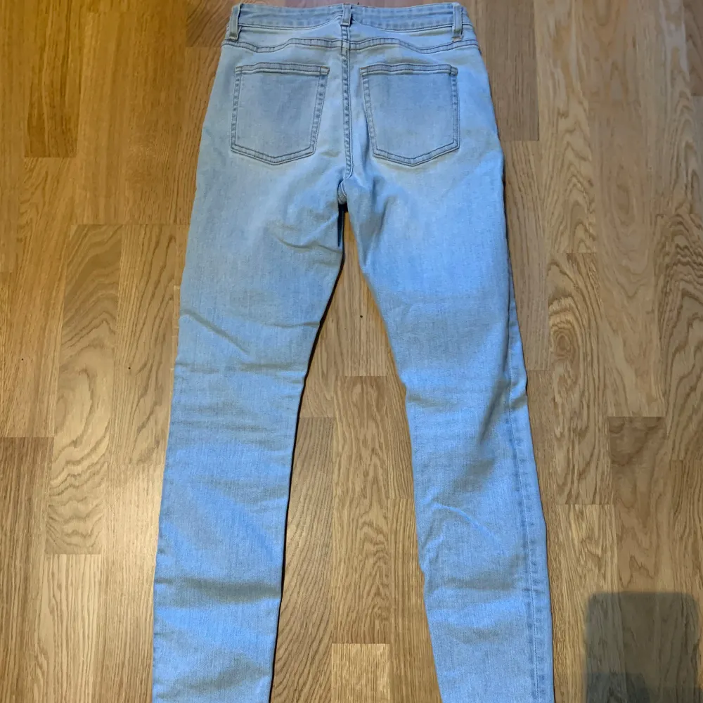 Ljusblåa Acne Studios Jeans i storlek 25/32. Priset är ej hugget i sten! Tveka inte på att skriva om ni har några frågor!. Jeans & Byxor.