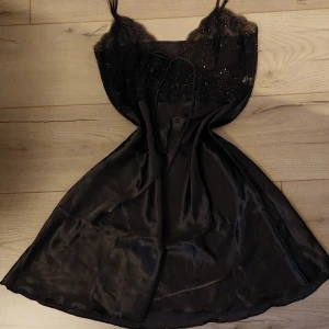 Vintage svart silke miniklänning med spets - Så fin! Storlek S/M. 