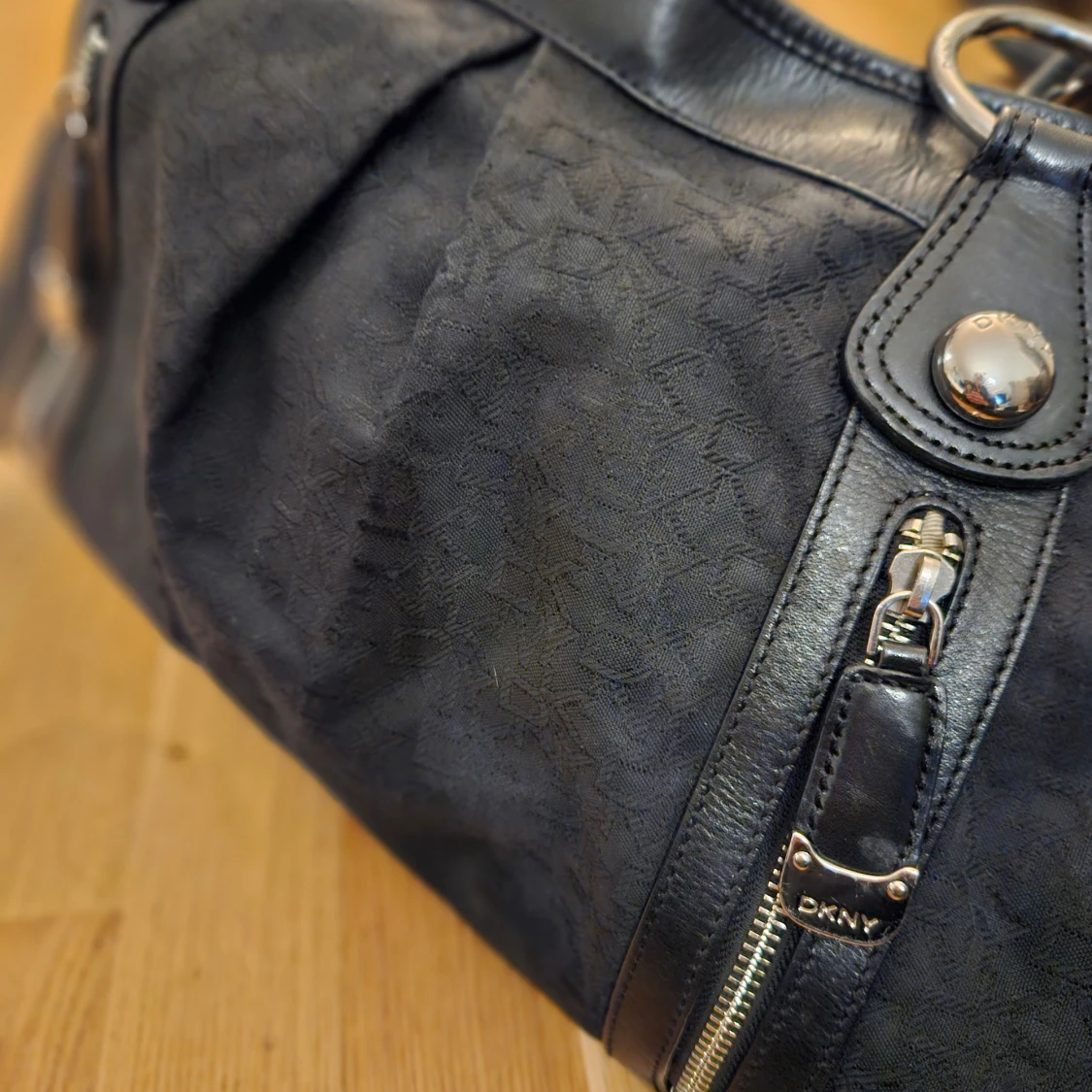 Svart väska och plånbok från DKNY - 90