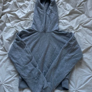 Grå hoodie från Noisy May - Skön grå hoodie från Noisy May i storlek M men sitter som en xs/s. Den är i mycket bra skick och passar perfekt till jeans.