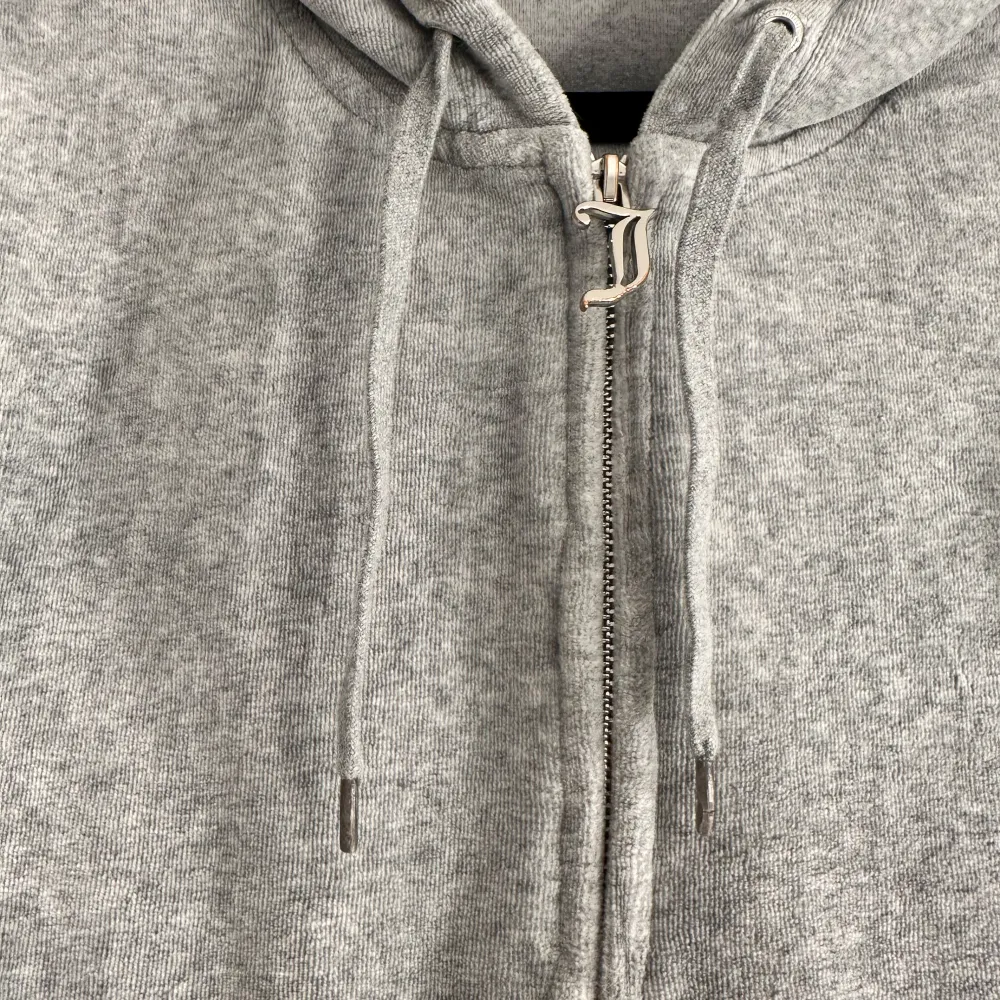 Storlek S, använd och har inte kvar metall detaljerna på koftan och mjukisbyxorna, kan skicka fler bilder vid intresse🩵  Priset kan diskuteras . Hoodies.