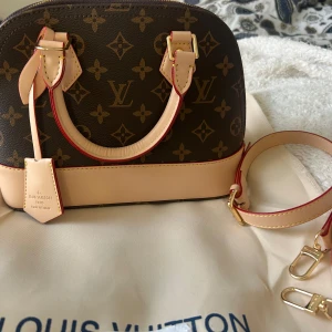 Väska  - Nytt stick, använd en gång  Alla detaljer medföljs 