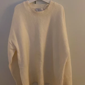 Stickad tröja - Någon som skulle kunna tänka sig att byta någon tröja mot denhör tröjan eller samma tröja fast i storlek XS?❤️