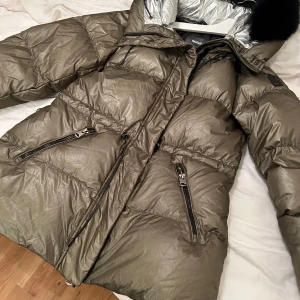 Vinterjacka  - Säljer snygg jacka perfekt till höst/vinter  Märket är Mackage, håller värme upp till -20 grader . Jackan är i jätte fin skick! Knappt använd. Pälsen är äkta och jag har satt dit den själv, går att ta bort om man önskar. Nypris 4800kr