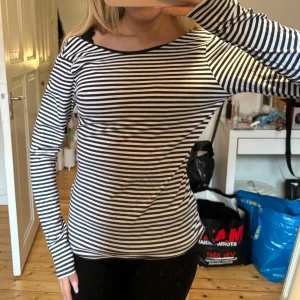 Tröja med öppen rygg - Fin randig tröja med öppen rygg. Har klippt bort lappen men är förmodligen en XS eller S.