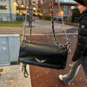 Byta sin sunny bag Zadig mot den här väskan  - Säljer såklart också ( pris kan diskuteras!)Byter också mot ett maria örhänge elle halsband använt väskan 5 gånger som Max köpte den iår
