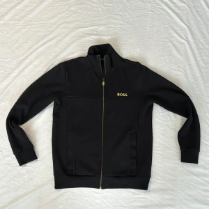 Hugo Boss kofta  - Säljer denna feta Hugo Boss koftan i strl M. köpt för 1200kr ägt den i 6-7 månader     och har använt fåtal gånger.