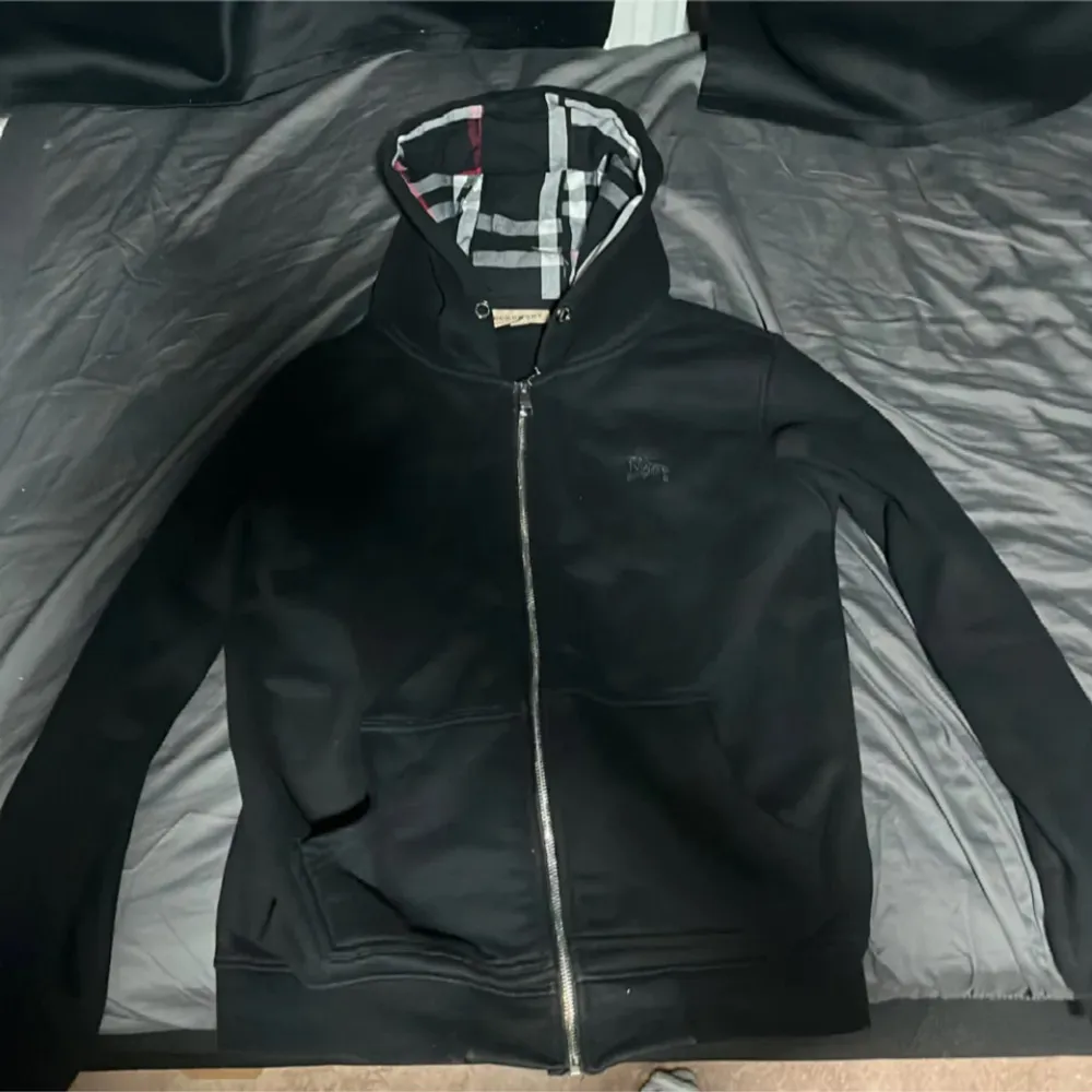 Tjena! Säljer en svart burberry zip up hoodie som jag inte använder längre. Den är i väldigt gott skick skulle säga 9/10. Det är en svart tröja så de passar nästan med allt.Frågor?  det ärbara att höra av sig. Priset går att förhandla vid snabb affär. Hoodies.