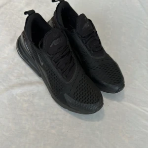 270 skor - Säljer mina svarta 270s i strl 42 eftersom det inte passar mig. Köpt för 1500kr och har knappt använt. Ägt i 1år