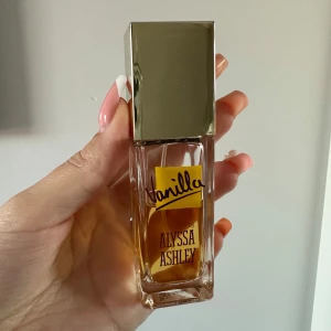Vanilj parfym  - Säljer min parfym för den kommer inte till anvöning längre. Har använt lite som man kan se, men det är ändå mer än hälften kvar. Luktar väldigt gott.🥰