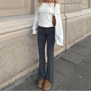 Low Waist Flare Suit Pants - Jättesnygga kostymbyxor från Nelly som är helt oanvända! Säljer då de tyvärr är för små💕 Jättefin modell men lite mindre i storleken!
