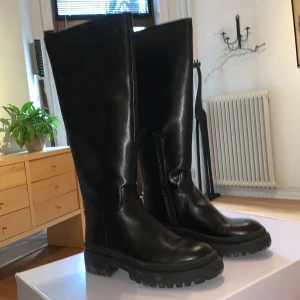 Stövlar använda 1gång  - Svarta stövlar använda 1gång med kartong och  