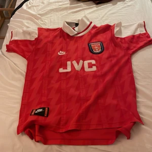 Arsenal tröja - Hej säljer denna arsenal tröja  Skick: bra Storlek: M