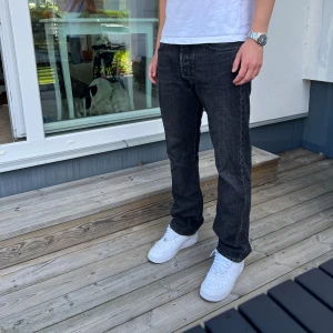 Svarta Levis 501 jeans - Säljer ett par klassiska svarta Levis 501 jeans i storlek W32 L32. De har en straight passform och är i nyskick. 🖤