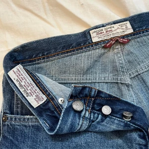 Jacob cohen jeans - Det italienska märket Jacob Cohen är nog det bästa du kan få i jeansväg. Dessa jeans är inte bara obeskrivligt sköna utan håller även en livstid tack vare kvalitén. Sjuka små detaljer överallt gör så dessa står ut i mängden. Passform:slimfit cond:9