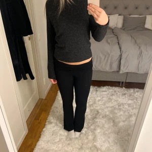 Grå stickad tröja  - Säljer denna super snygga gråa stickade tröja ifrån veromoda. Endast testad så i ett super bra skick!