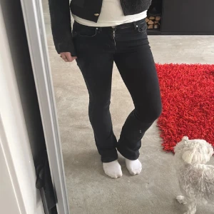 Svarta lågmidjade jeans - Super fina lågmidjade jeans från bikbok ❤️har spretat upp dem där nere så de blir längre 🥰