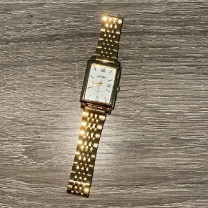 guld klocka  - säljer denna då jag hittat en ny klocka 💕 köpt här på plick 