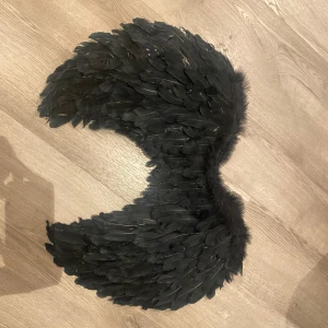 Svarta vingar  - Svarta vingar, perfekt till halloween😍👻