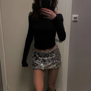 Silvrig Paljettkjol  - Silvrig paljettkjol i storlek xs, använd 1 gång. Längd 30 midja 29 men det är mycket stretch i den