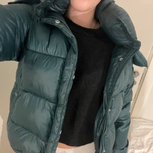 BIKBOK jacka - SKRIV INNAN NI KÖPER!!! Mycket enklare för mig om man köper på vinted så skickar länk och garanderar 20kr rabbat om man köper därifrån ist. Storleken passar Xs-M då den är oversized. Liten deffekt som syns på bilderna.