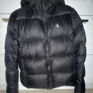 Calvin Klein jacka ( Dam stl S ) - En fin dunjacka av märket Calvin Klein. Endast använd en vinter och är där av i super skick! Kom privat för fler bilder mm!💕( Ny pris 2750 )  (sista bilden är tagen från internet)